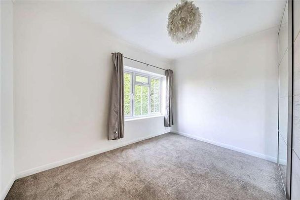 Hollies Avenue, West Byfleet, Surrey, KT14 - Photo 1