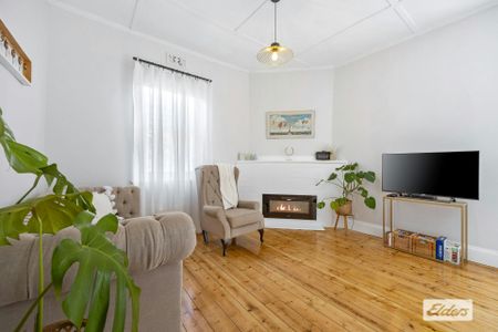 Welcome to Sunshine Cottage - Where Classic Charm meets Modern Luxury - Photo 2