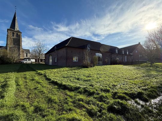 Bijzonder ruime woning met 5 slaapkamers en grote tuin. - Photo 1