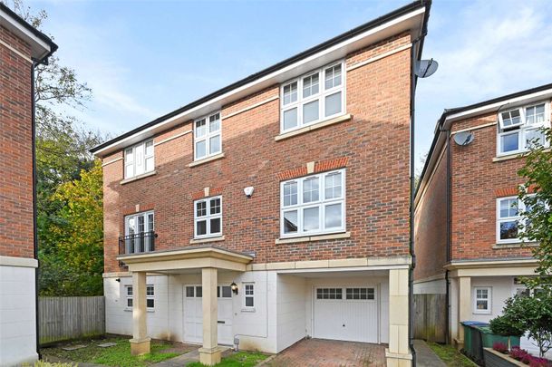 Spacious five bedroom detached property on a popular private development. Offered unfurnished and available now. - Photo 1