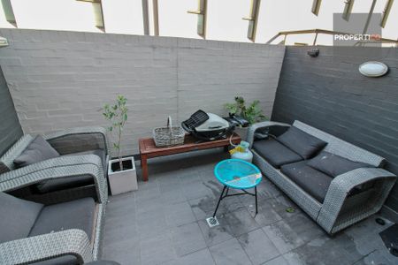 3 bed townhouse with 2 bathrooms, car space and balcony - Photo 4