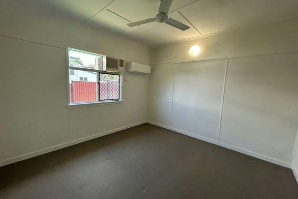 THIS GEM IS LOCATED IN THE HEART OF SOUTH GLADSTONE AND IS AVAILABLE NOW! - Photo 1