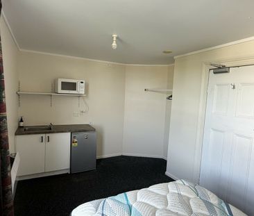 Bright Room in Central Shared Home - Photo 3