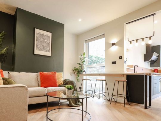 Uk Award Winning, exceptionally high standard, design-led, immaculate, quiet but friendly & sociable shared home in prime location, close to Chester City Centre, transport, good shops and leisure. Room 1 - Photo 1