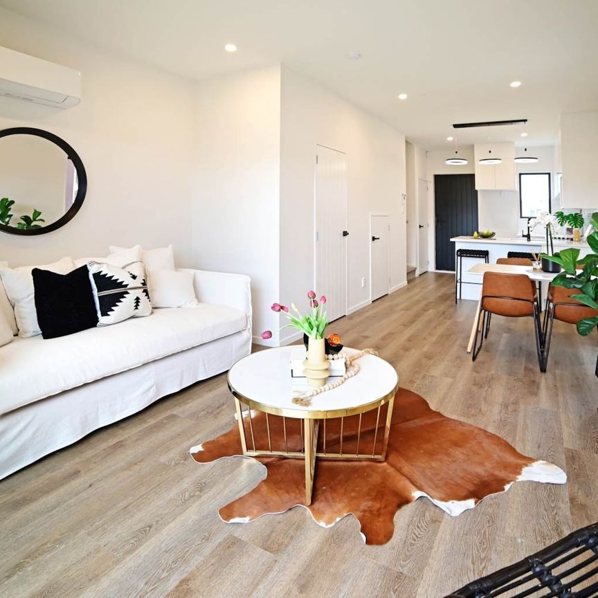 Stylish 2-Bedroom Townhouse in Flat Bush - Photo 1