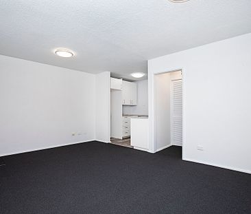 Neat Studio Apartment in Quiet, Leafy Inner-South Setting! - Photo 1