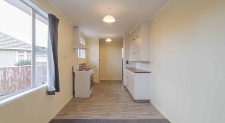 Charming 3-Bedroom Family Home in a Lovely Cul-de-Sac - Photo 5