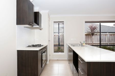 Spacious 3-Bedroom Home in Mernda - Photo 4