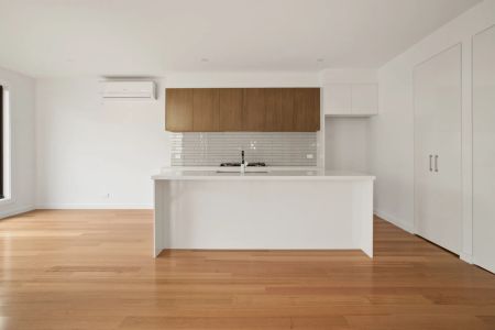 Modern 4 Bedroom Double Storey Townhouse In The Mt Waverley School Zone !! - Photo 3