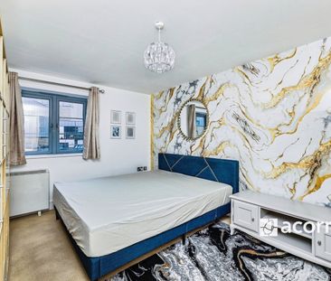 Flat to rent - Southwark Park Road, London, SE16 - Photo 5