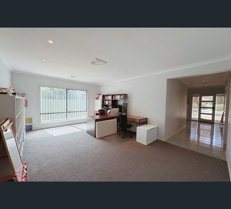32 Caulfied Drive, Ascot, Vic 3551 - Photo 3