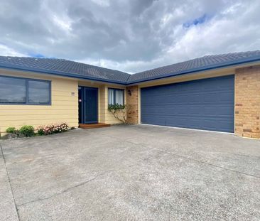 Modern, Fully Furnished Three Bedroom Home Available Short-term! - Photo 5
