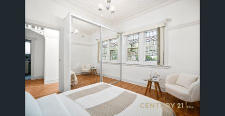 Large Three Bedroom House - Photo 3