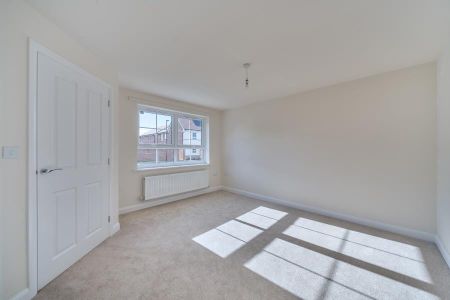 Ilex Drive, Fiddington Fields, Tewkesbury, Gloucestershire - Photo 3