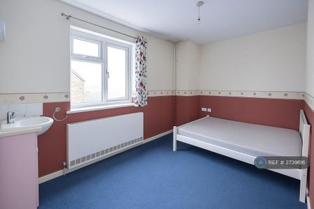 1 bedroom in a house share to rent - Photo 3