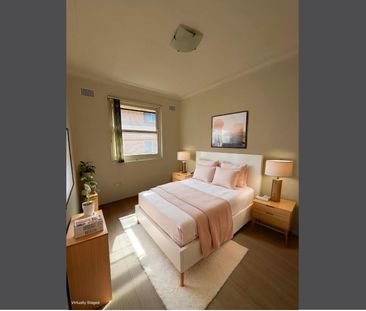 Freshly Painted 2 bedroom top floor unit - Photo 2