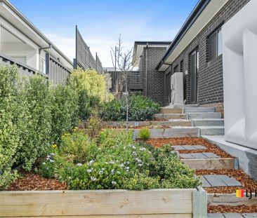 Executive 4 Bedroom Home With Stunning Outlook - Photo 3