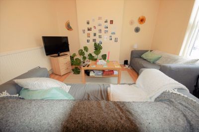 3 bedroom House in Burley Lodge Terrace, Leeds - Photo 1