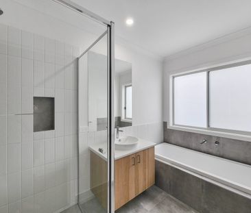 Modern Family Home in a Quiet Leopold Location! - Photo 1