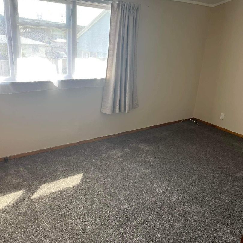 Spacious 4-Bedroom Home – Close to Schools & Shops - Photo 1