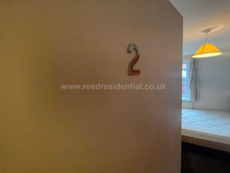 Castle Boulevard, Lenton, England - Photo 5