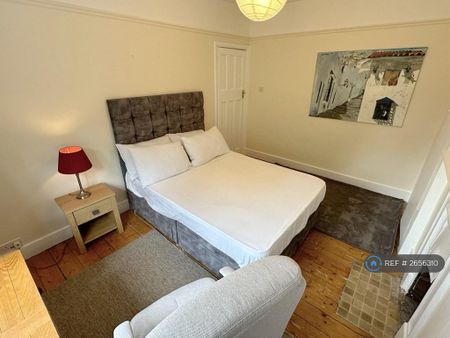 1 bedroom in a house share to rent - Photo 2