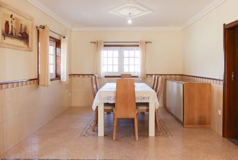 Floor of 2 bedroom villa, partially furnished and semi equipped in Requeixo!