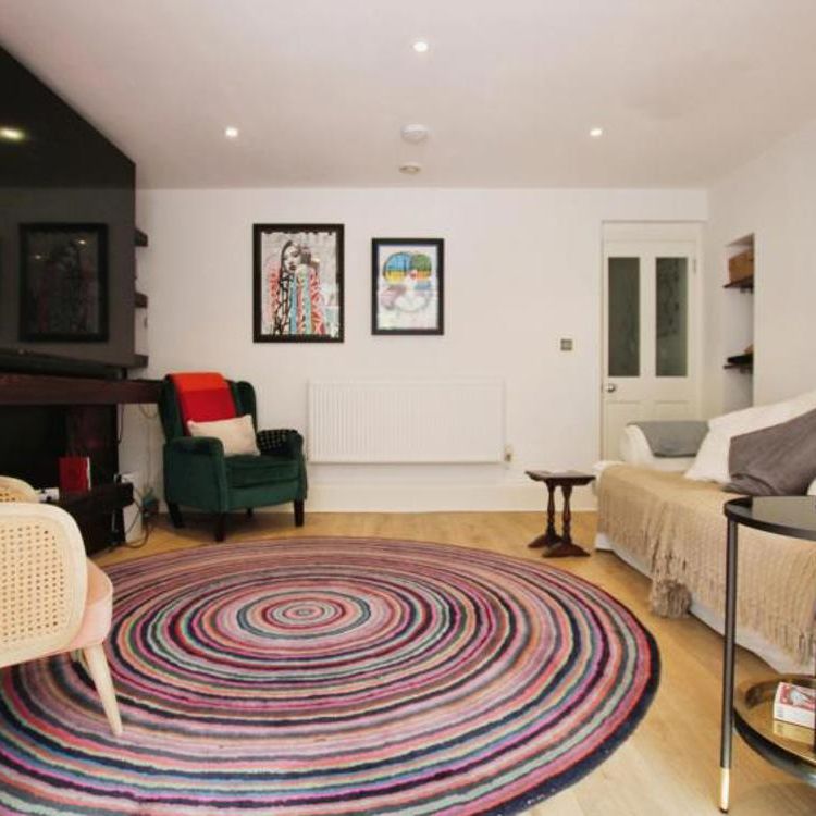 A magnificent two bedroom maisonette in a sought-after area. Offered furnished. - Photo 1