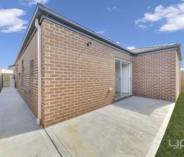 Well presented 3 bed 2 bath home - Photo 3