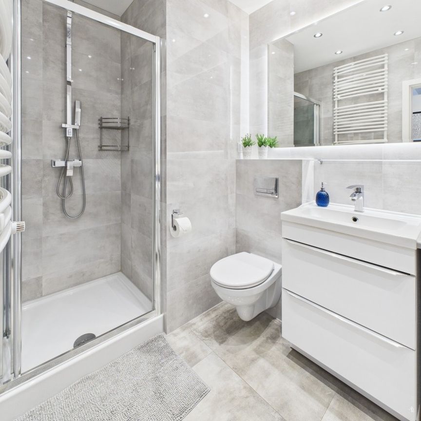 2 pokoje, balkon i garaż – komfort i styl w jednym - Zdjęcie 1