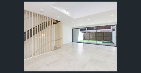 Modern 3 Bedroom Convenient Townhouse - Photo 3