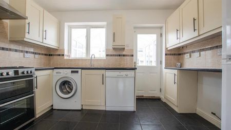 2 bedroom semi-detached house to rent - Photo 5