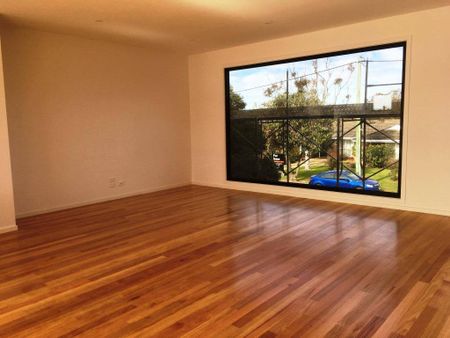 STYLISH TOWNHOUSE - Photo 5