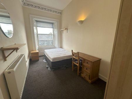 3 bedroom flat to rent - Photo 3