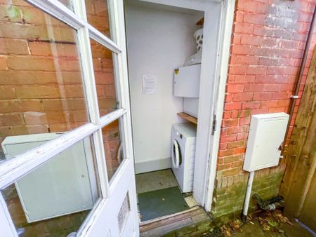 To Rent St Winifreds Road, Meyrick Park, Bournemouth, BH2 £1,000 pcm Tenancy Info - Photo 5