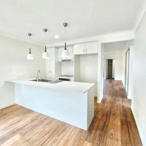 Stunning 4 Bedroom House for Rent in the Beautiful Park Ridge Neighborhood! - Photo 3