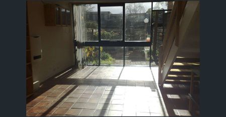 Charming Two-Bedroom Townhouse in a Sought-After Maribyrnong Location - Photo 2