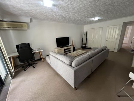 Modern 2 bedroom 2 bathroom unfurnished apartment in a beach complex in Burleigh Heads - Photo 5