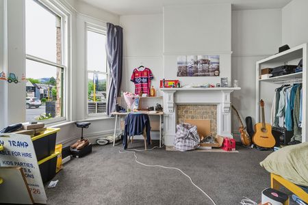 2026 – Spacious Six-Bedroom Home in Prime Location Near the University. - Photo 4