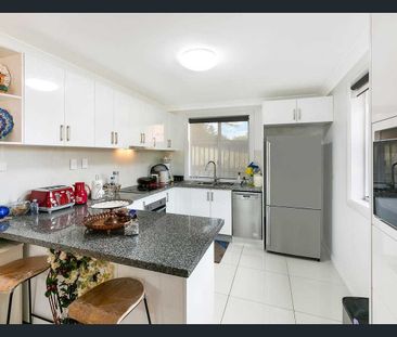 Convenient, low maintenance Granny Flat, CTHS Zoned!!! Next to the ... - Photo 3