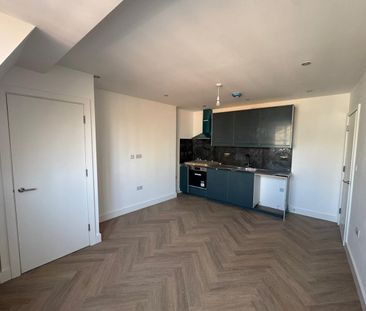 1 Bed Flat, North End, CR0 - Photo 1