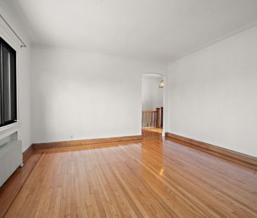 Mercier : Logement de 3 chambres+bureau et cour exclusive offert en... - Photo 5