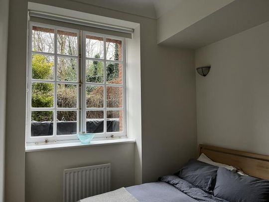 Peaceful flat in listed building with garden - Photo 1