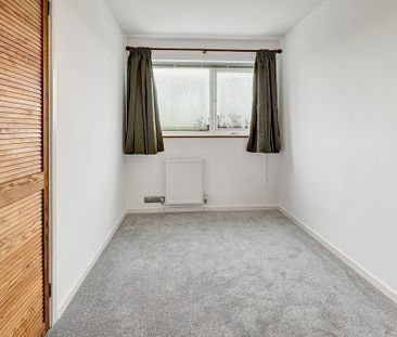A well presented and spacious 3 bedroom terraced home, with garage,... - Photo 5