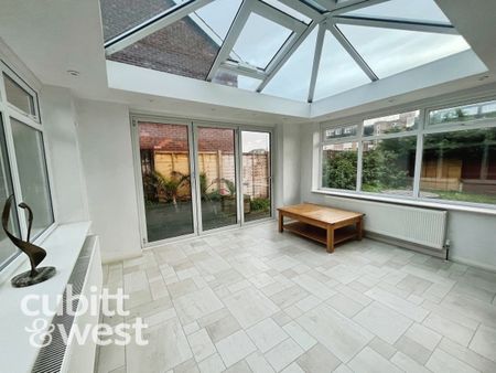 4 bedroom detached house to rent - Photo 2