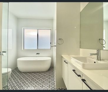 SPACIOUS & LUXURY LIVING + 4 BEDROOMS - Photo 4