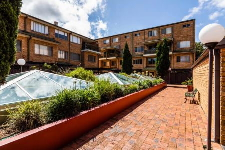 Resort-style courtyard apartment in prime location - Photo 5