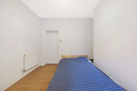 2 bedroom flat in London - Photo 2