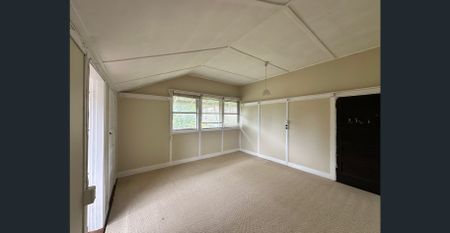 Spacious 5-Bedroom Family Home with Large Backyard – Pet Friendly - Photo 4