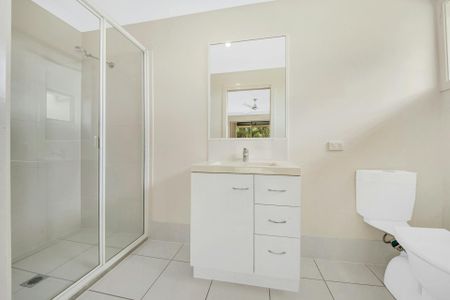 SPACIOUS FAMILY HOME WITH AIR CONDITONING - Photo 5